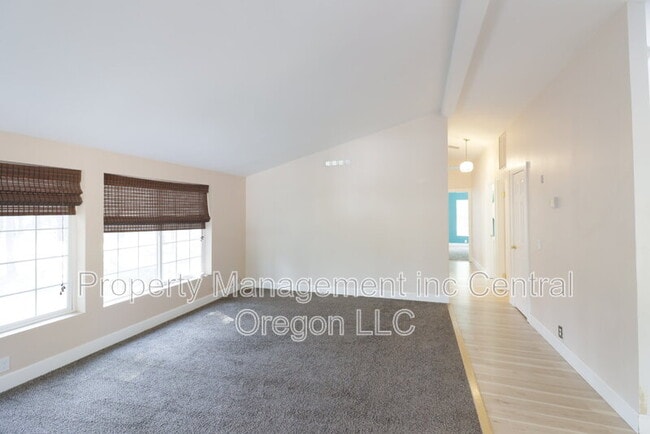 Building Photo - 15550 Rim Dr