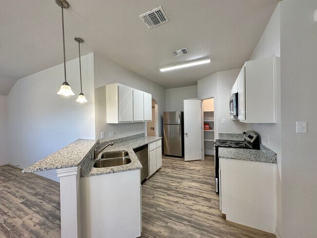 Foto del edificio - 1825 Clovis Dr