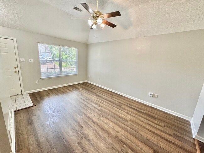 Foto del edificio - 4386 Elysian Dr