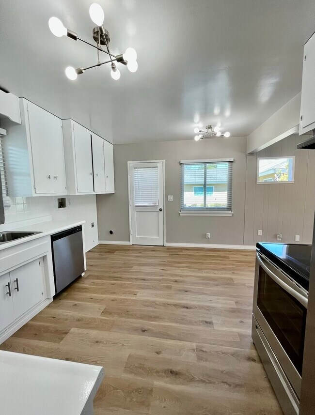 Foto del edificio - 7432 Donna Ave