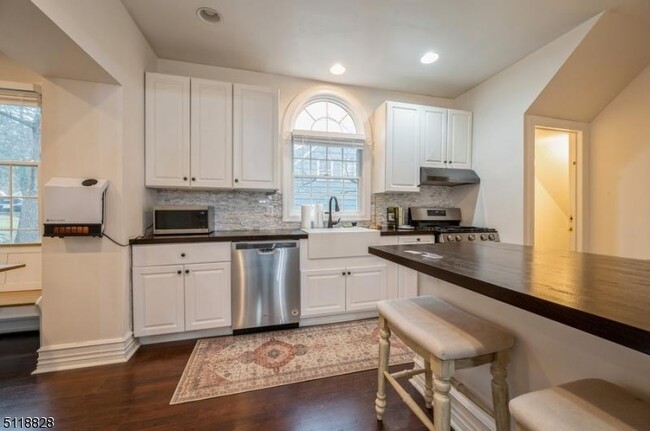 Side Furnished Apt.Unit 2b - 96 Western Ave