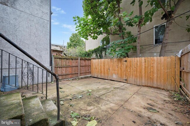 Foto del edificio - 1637 W GIRARD Ave