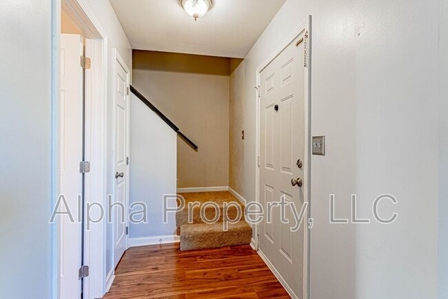 Building Photo - 8 Hayfield Ln