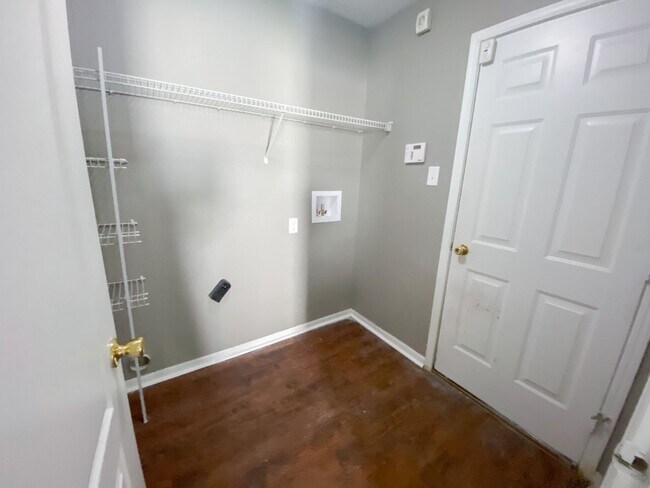 Foto del edificio - Three Bedroom/ Two Bathroom