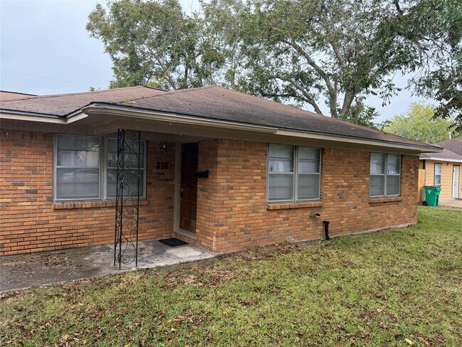 Building Photo - 216 Schilling Ave