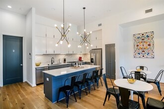 Building Photo - 511 Memorial Heights Dr