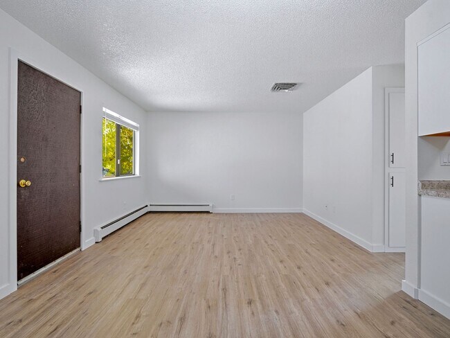 Foto del edificio - Remodeled 1 Bedroom, 1 Bathroom Apartment- Close to shopping!