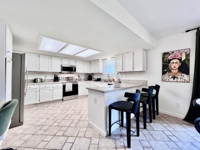 Building Photo - Large, stylish home in heart of Liberty twp.