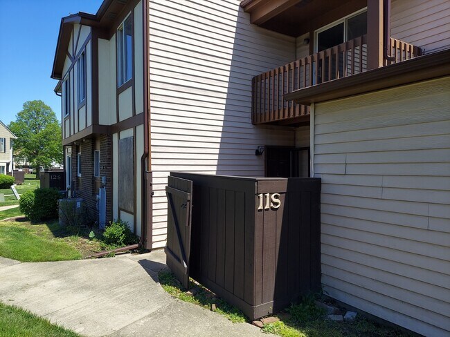 Building Photo - 11 S Fernwood Dr