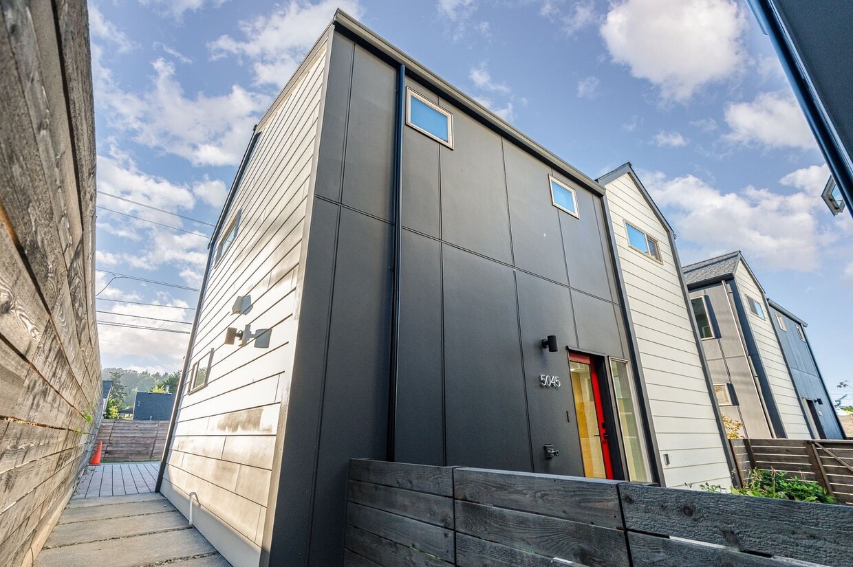 Primary Photo - Opportunity to rent a new construction hom...