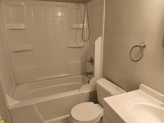 Building Photo - Charming Silver Oaks Rambler Ready for You!