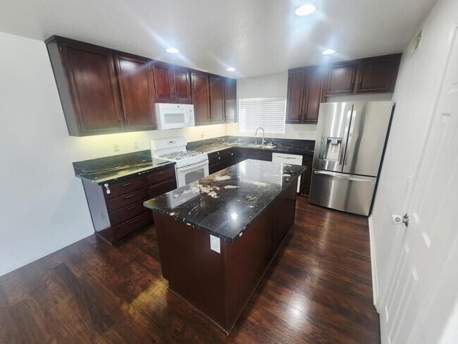 Foto del edificio - 1330 Wendell Cutting Ct