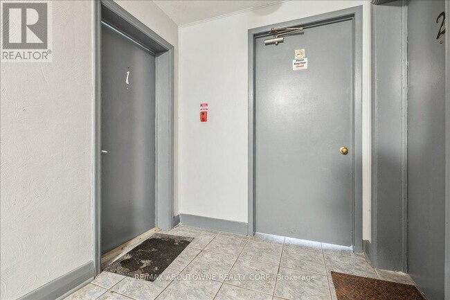 Photo du bâtiment - 1023 Churchill Ave