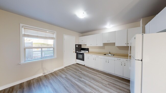 Photo du bâtiment - SPACIOUS 3 BEDROOM TOWNHOME IN OAKRIDGE