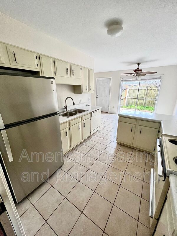 Building Photo - 980 Park Meadow Dr
