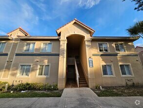 Building Photo - 1055 Golden Lakes Blvd