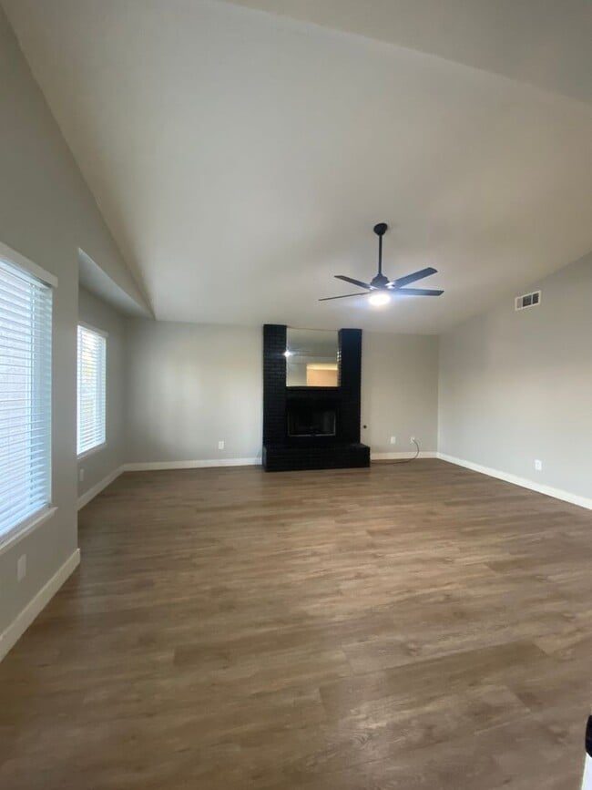 Building Photo - Recently Remodeled 3 BD 2 BA House in a Desirable SW Bakersfield
