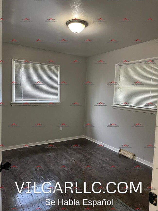 Building Photo - LARGE BEDROOMS! 3 - bedroom, 1 - bath hous...