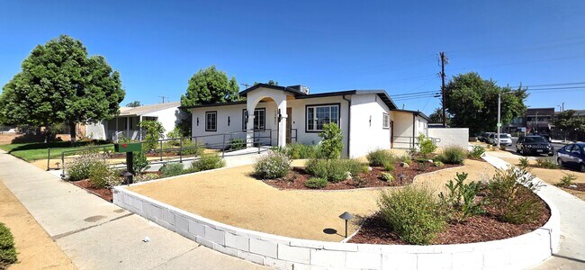 Frente - 13821 Burton St