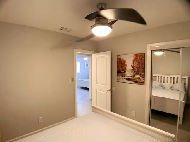 Foto del edificio - 7161 Balboa Rd