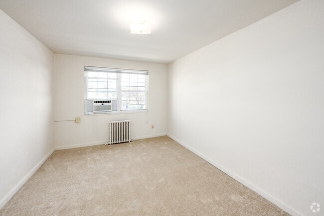 1BR, 1BA - 543SF - Bedroom - Foxhall Apartments