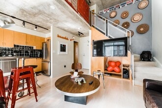 Building Photo - 800 King St W