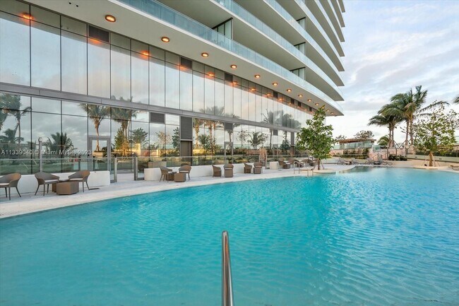 Foto del edificio - 18975 Collins Ave
