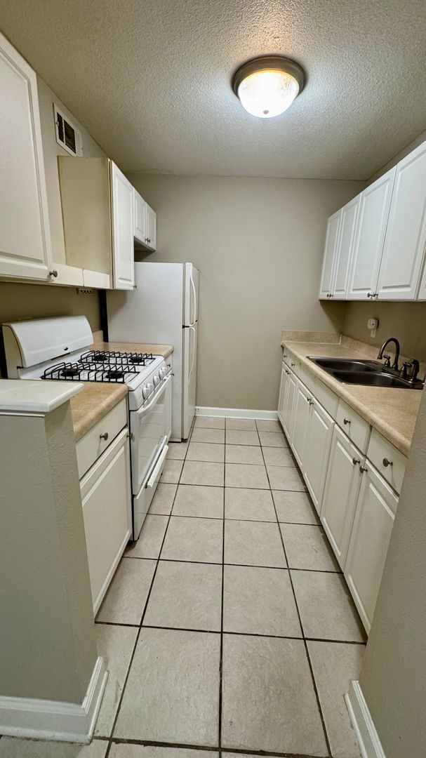 Foto del edificio - Summit House Condo Available, Walk to Shands!