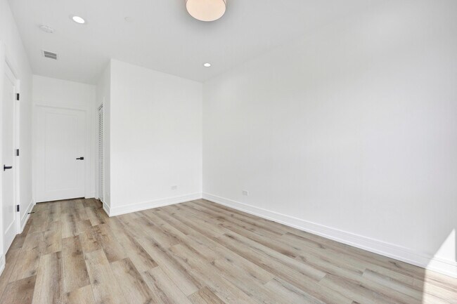 Foto del edificio - 4350 W Lawrence Ave