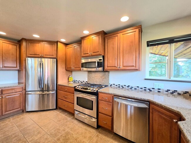 Building Photo - Grandiose Home on 1 Acre -- in East Wenatchee for Rent!!