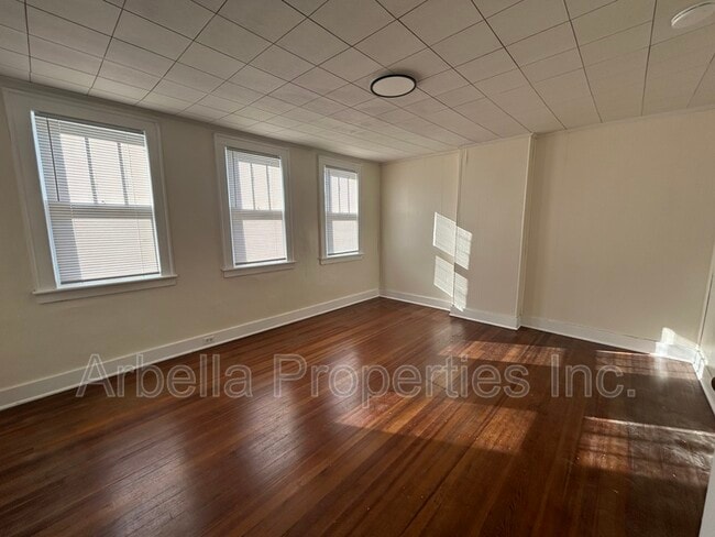 Building Photo - 610 E Unaka Ave