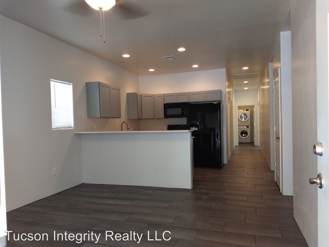Primary Photo - 8 br, 6 bath Room For Rent - 836 E 6th Street