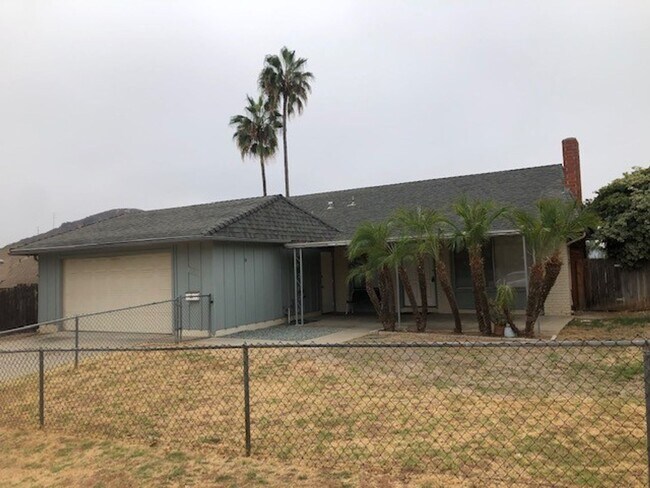 Foto del edificio - 4 bed-2 bath Single Story House with 2-Car...