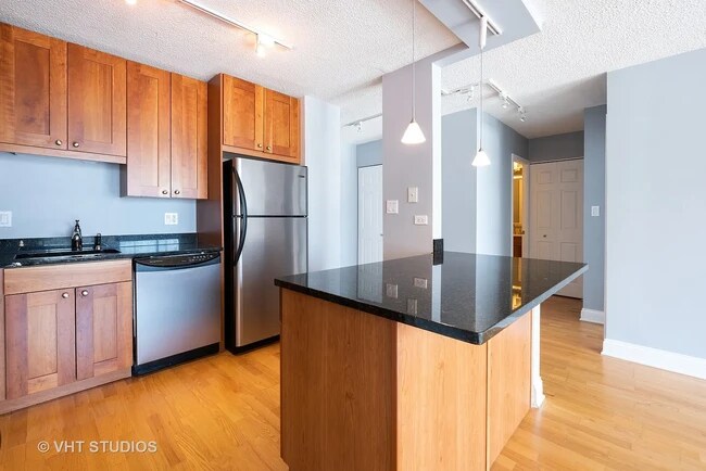 Foto del edificio - 450 W Briar Pl