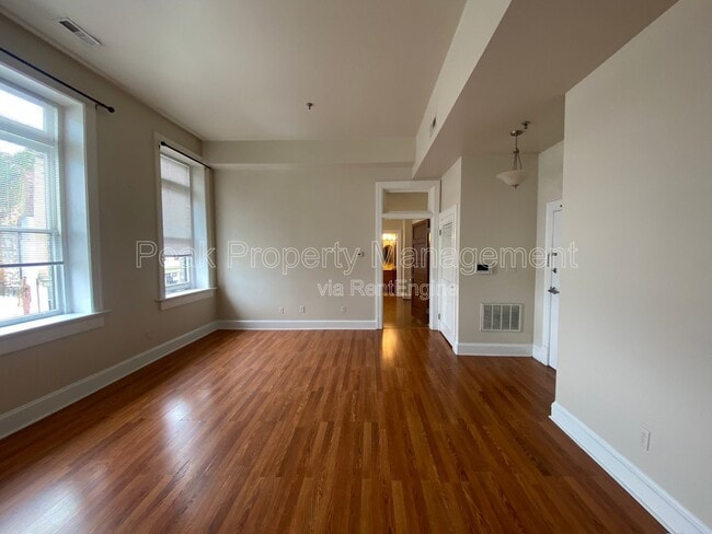 Foto del edificio - 244 N Sycamore St