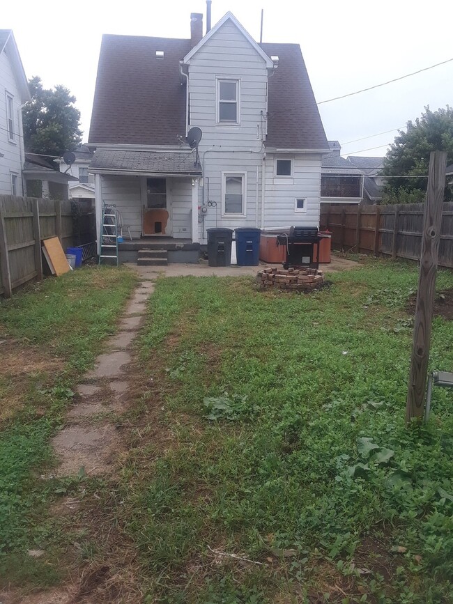 Building Photo - Quaint 3 bed 1.5 bath with detached garage close to everything