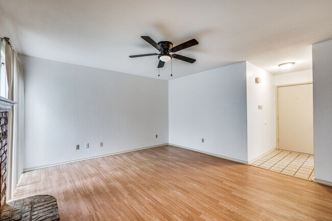 Building Photo - Updated 2 Bed/2 Bath Duplex FOR RENT!