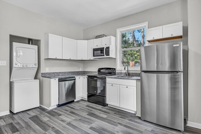 Building Photo - Updated Home in the Heart of Savannah