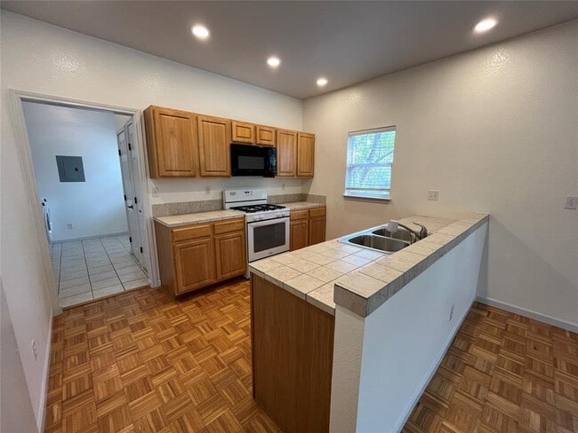 Foto del edificio - 2108 E 14th St