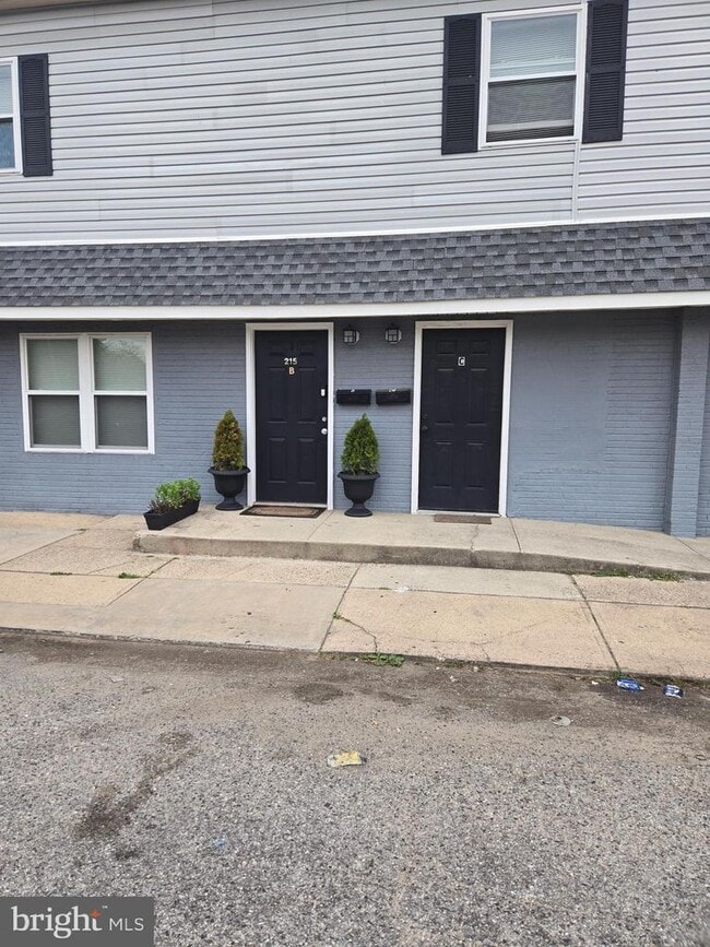 Building Photo - 215 S Pavilion Ave