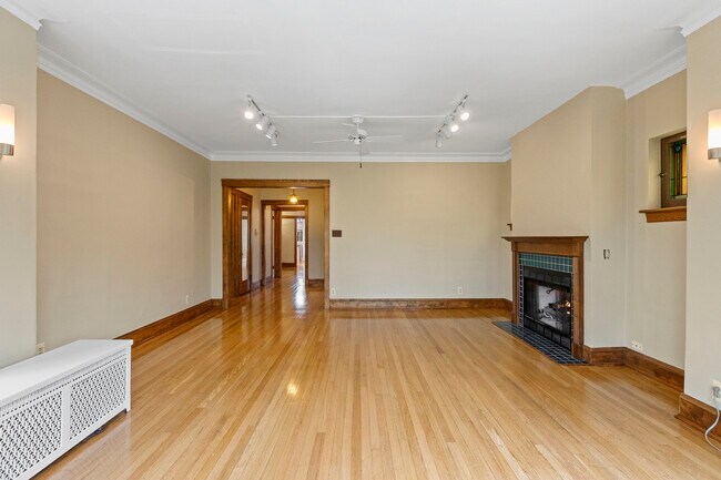 Foto del edificio - 6645 N Greenview-3