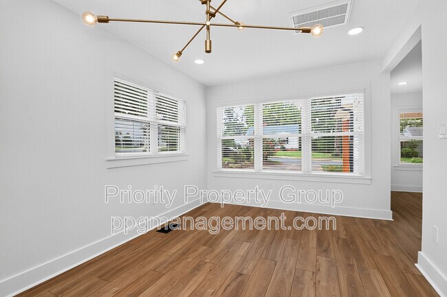 Foto del edificio - 1033 Drummond Ave