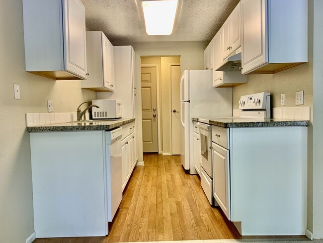 Building Photo - 1 BD 1 BA Kirkland Ground Floor Condo with Private Covered Patio