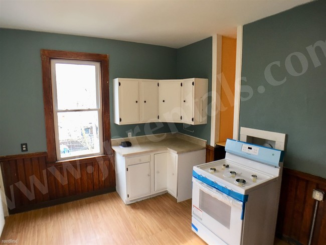 Building Photo - 305 Lamartine St