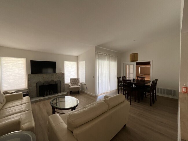 Foto del edificio - 2 bedroom 2 bath plus bonus room