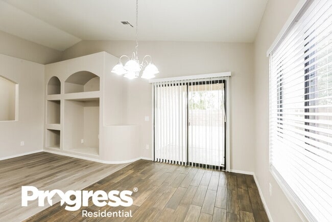 Building Photo - 2558 W Lynne Ln