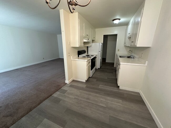 Building Photo - 2 bedroom 2 bath, large patio deck, commun...