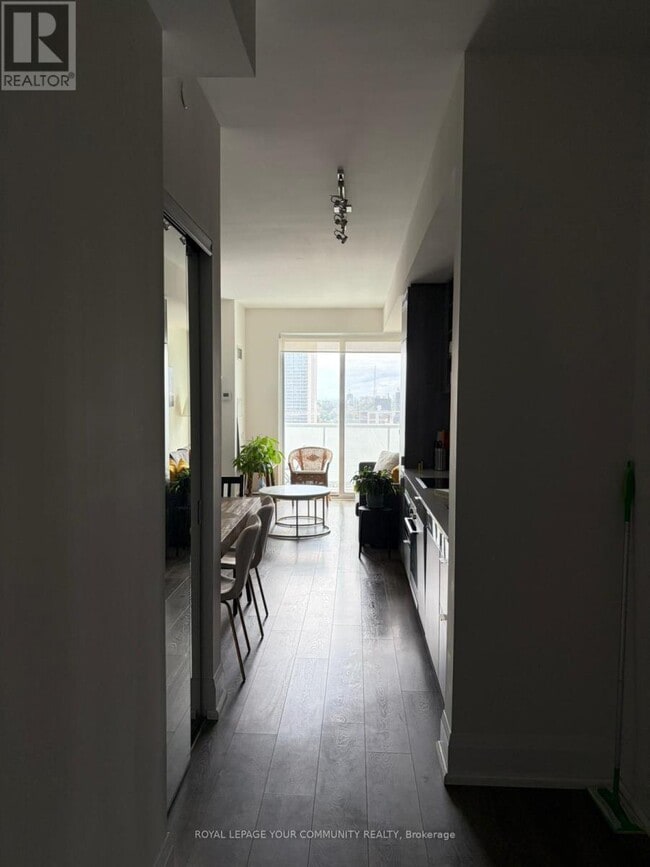 Building Photo - 101 Erskine Ave