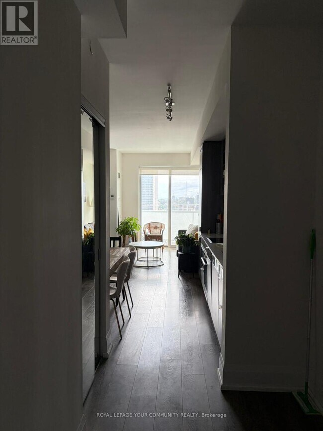 Photo du bâtiment - 101 Erskine Ave