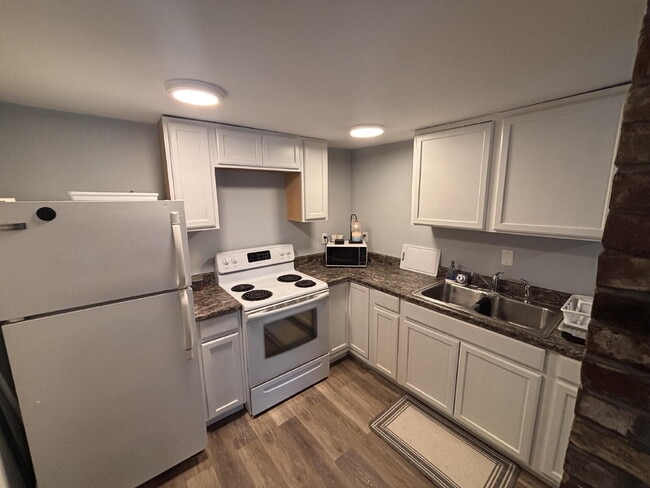 Building Photo - Walk everywhere - Charming Fully Furnished Studio Loft in the Heart of Bath, Maine!